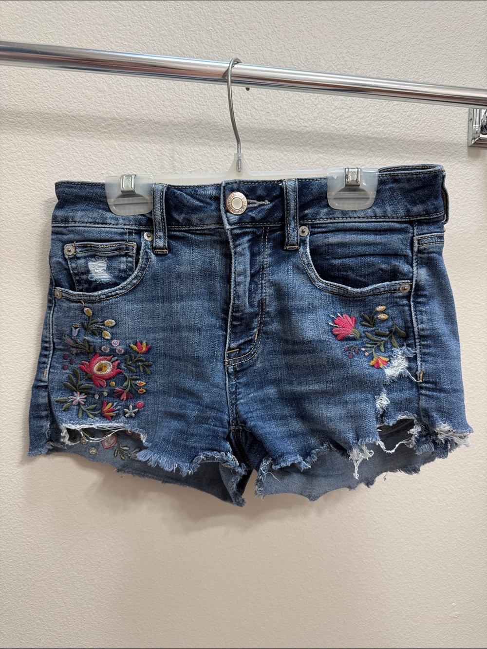 Women’s American Eagle Outfitters Embroidered Floral Distressed Jean Shorts Sz 4 - Picture 3 of 16